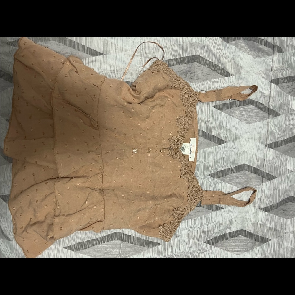 Cute medium size shirt loose , accordingly for the beach.